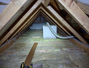 Zateplení stropu zděného rodinného domu pomocí foukané izolace